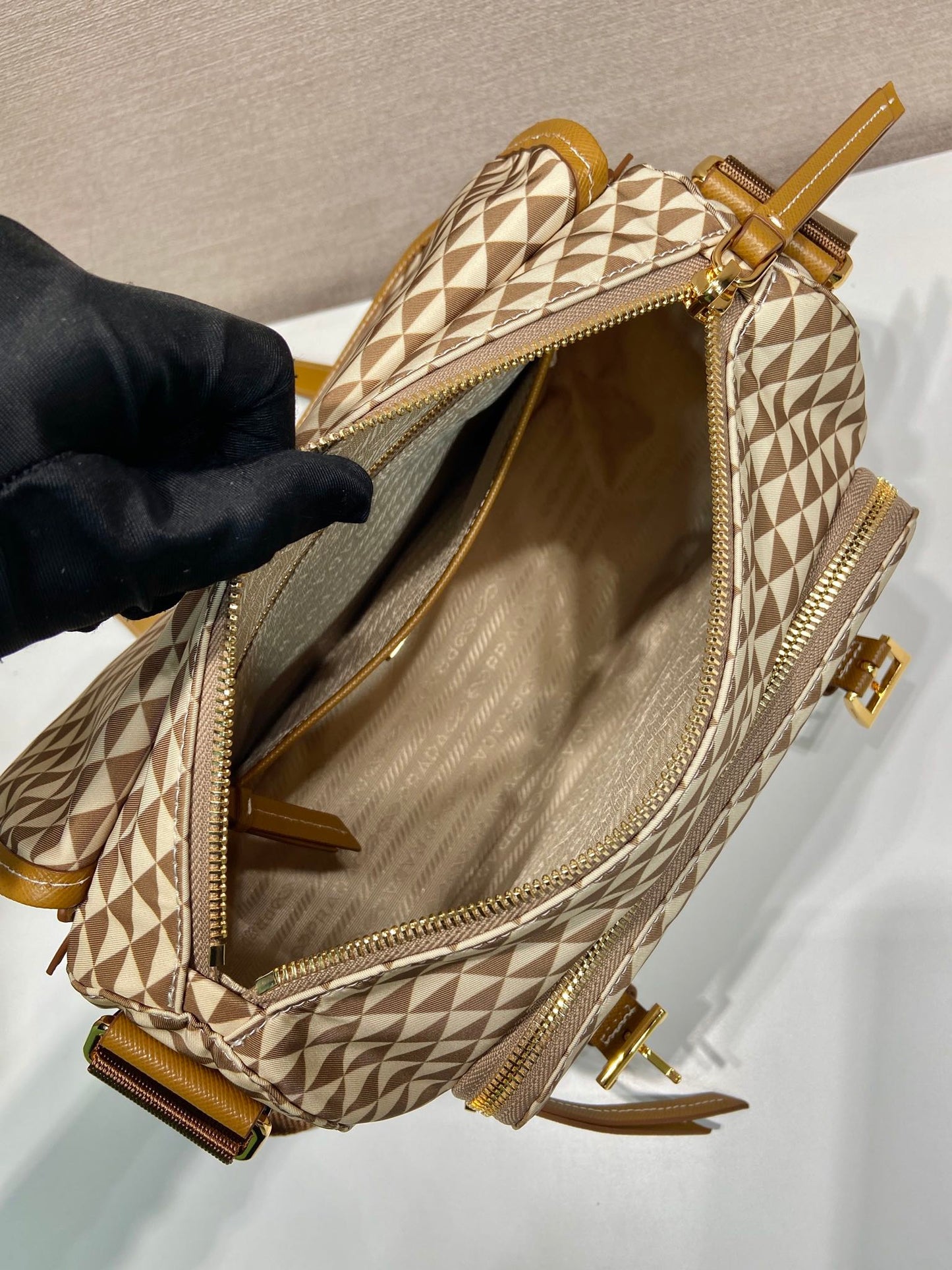 SAC MESSAGER 25 EN TISSU BRODÉ À MOTIF TRIANGLE MARRON MIX CRÈME