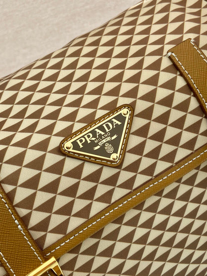 SAC MESSAGER 25 EN TISSU BRODÉ À MOTIF TRIANGLE MARRON MIX CRÈME