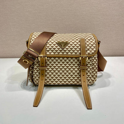SAC MESSAGER 25 EN TISSU BRODÉ À MOTIF TRIANGLE MARRON MIX CRÈME