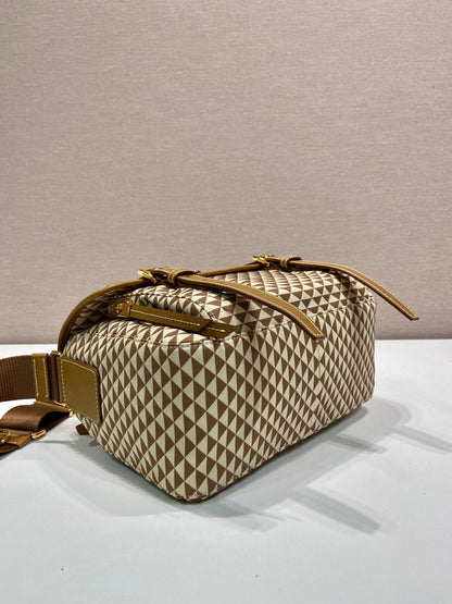 SAC MESSAGER 25 EN TISSU BRODÉ À MOTIF TRIANGLE MARRON MIX CRÈME