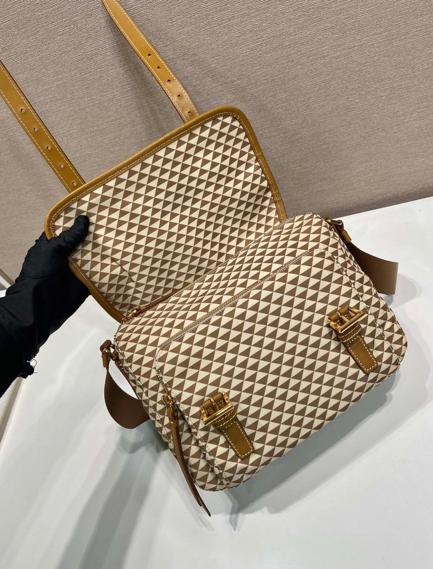 SAC MESSAGER 25 EN TISSU BRODÉ À MOTIF TRIANGLE MARRON MIX CRÈME