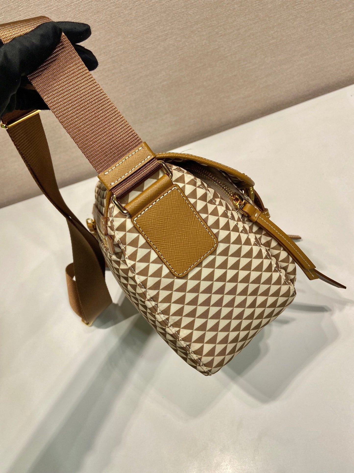 SAC MESSAGER 25 EN TISSU BRODÉ À MOTIF TRIANGLE MARRON MIX CRÈME
