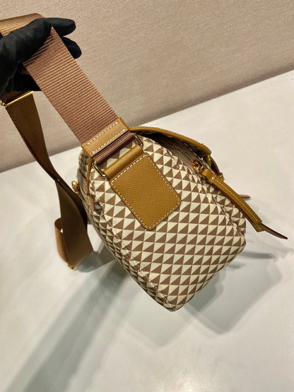 SAC MESSAGER 25 EN TISSU BRODÉ À MOTIF TRIANGLE MARRON MIX CRÈME