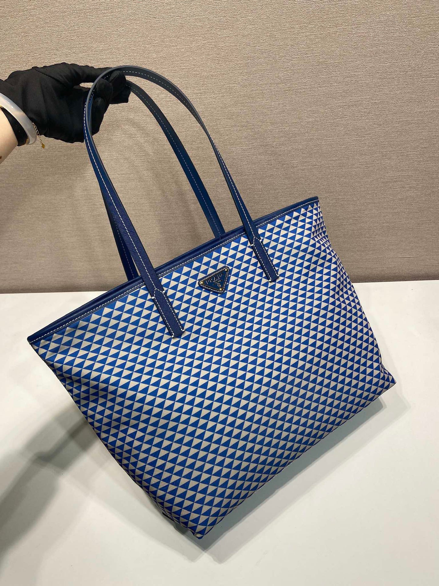 SAC CABAS 33 EN TISSU BRODÉ À MOTIF TRIANGLE BLEU ET BLANC