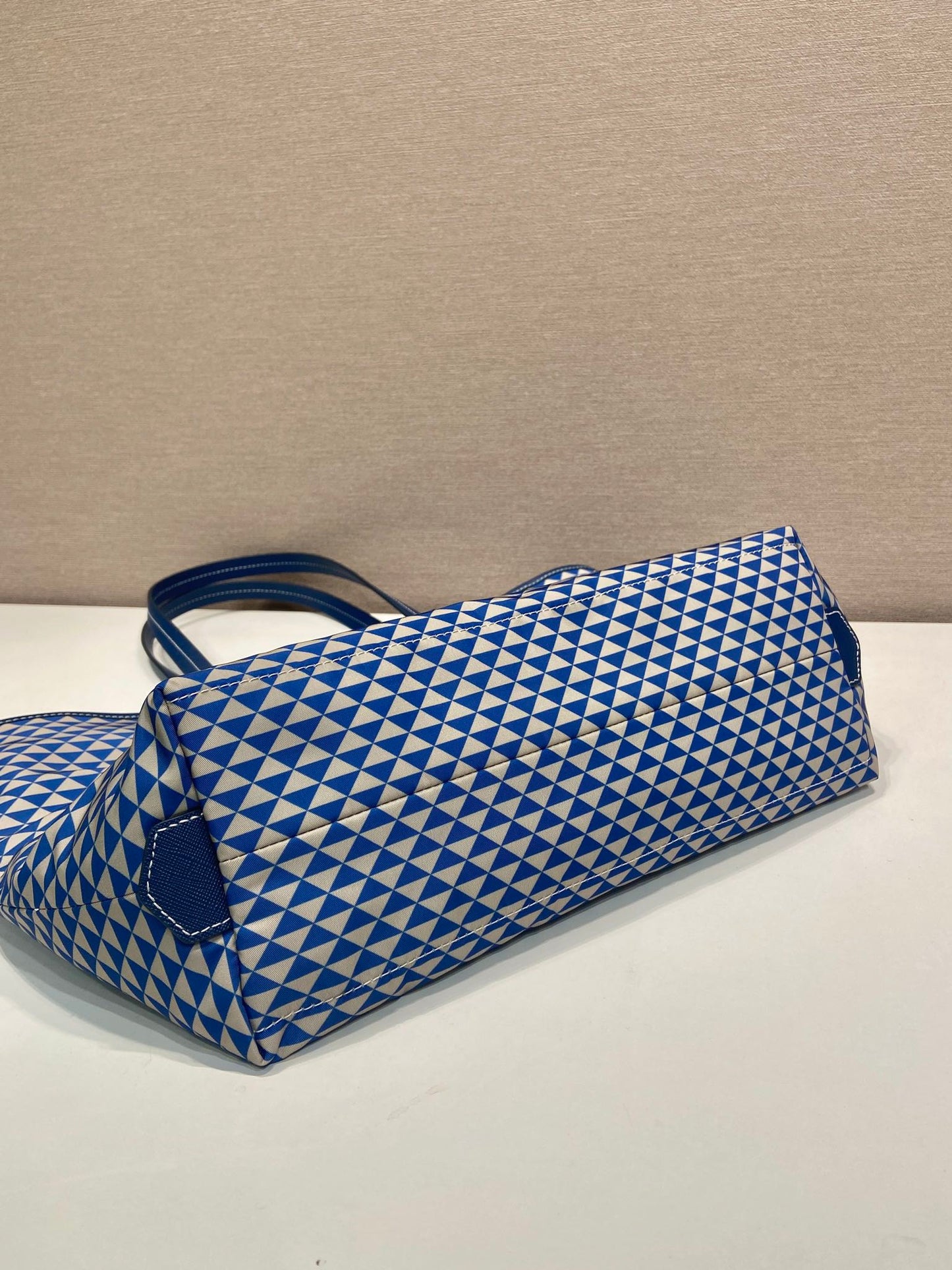 SAC CABAS 33 EN TISSU BRODÉ À MOTIF TRIANGLE BLEU ET BLANC