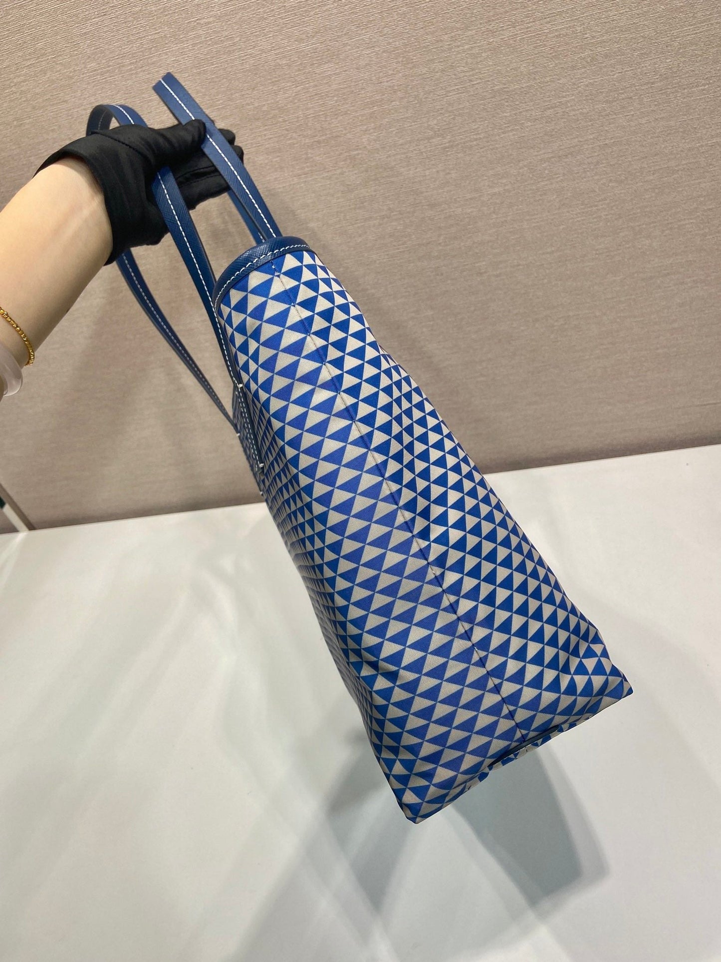 SAC CABAS 33 EN TISSU BRODÉ À MOTIF TRIANGLE BLEU ET BLANC