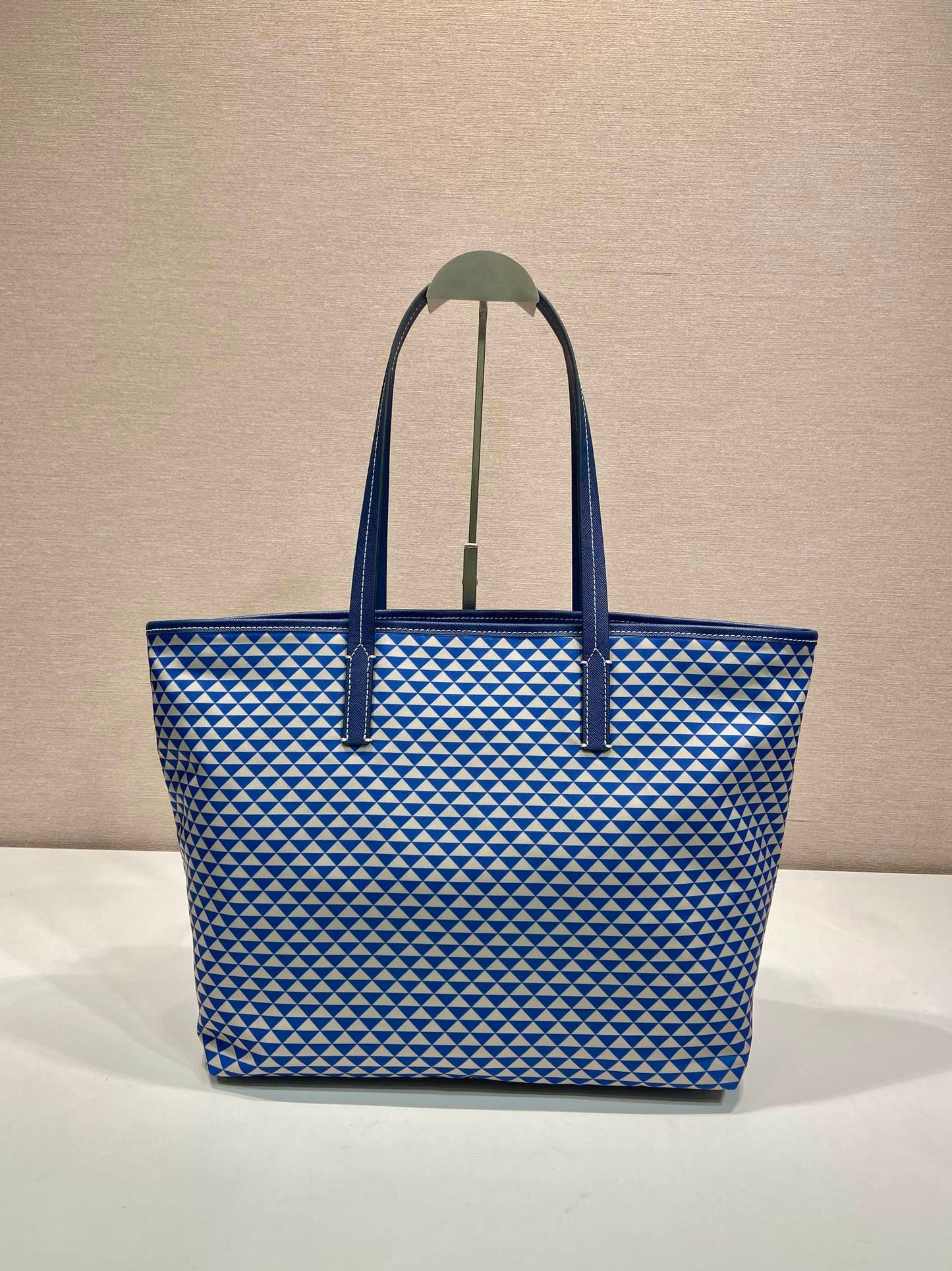 SAC CABAS 33 EN TISSU BRODÉ À MOTIF TRIANGLE BLEU ET BLANC