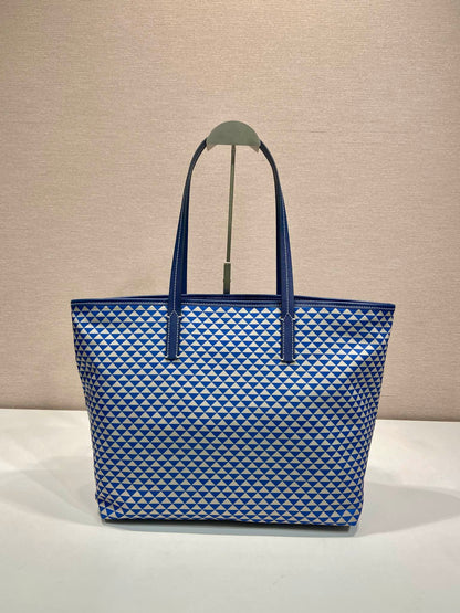 SAC CABAS 33 EN TISSU BRODÉ À MOTIF TRIANGLE BLEU ET BLANC