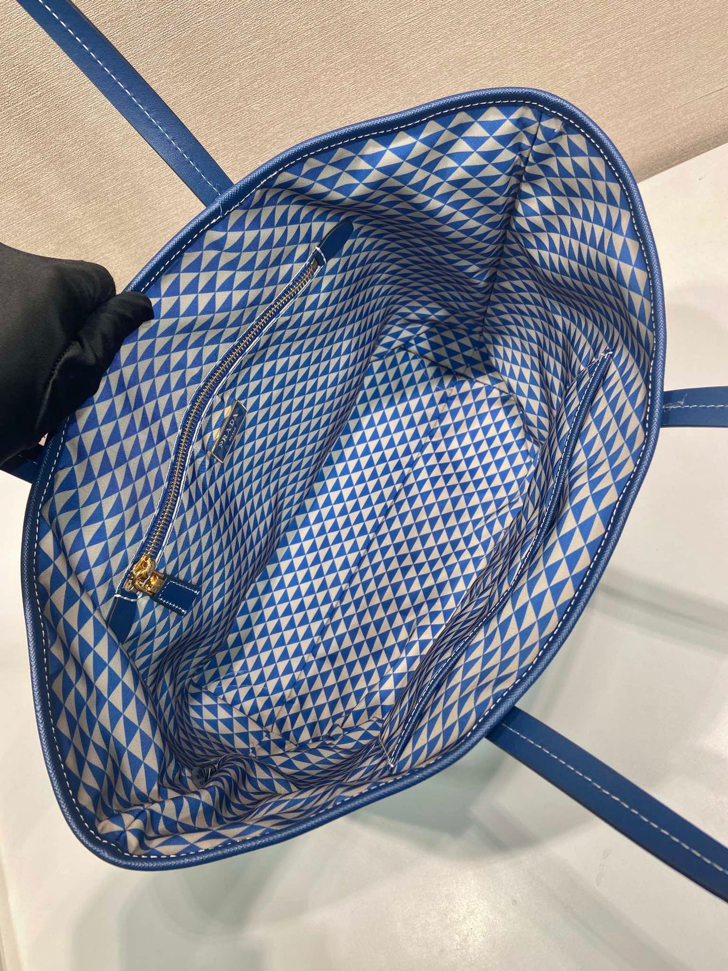 SAC CABAS 33 EN TISSU BRODÉ À MOTIF TRIANGLE BLEU ET BLANC