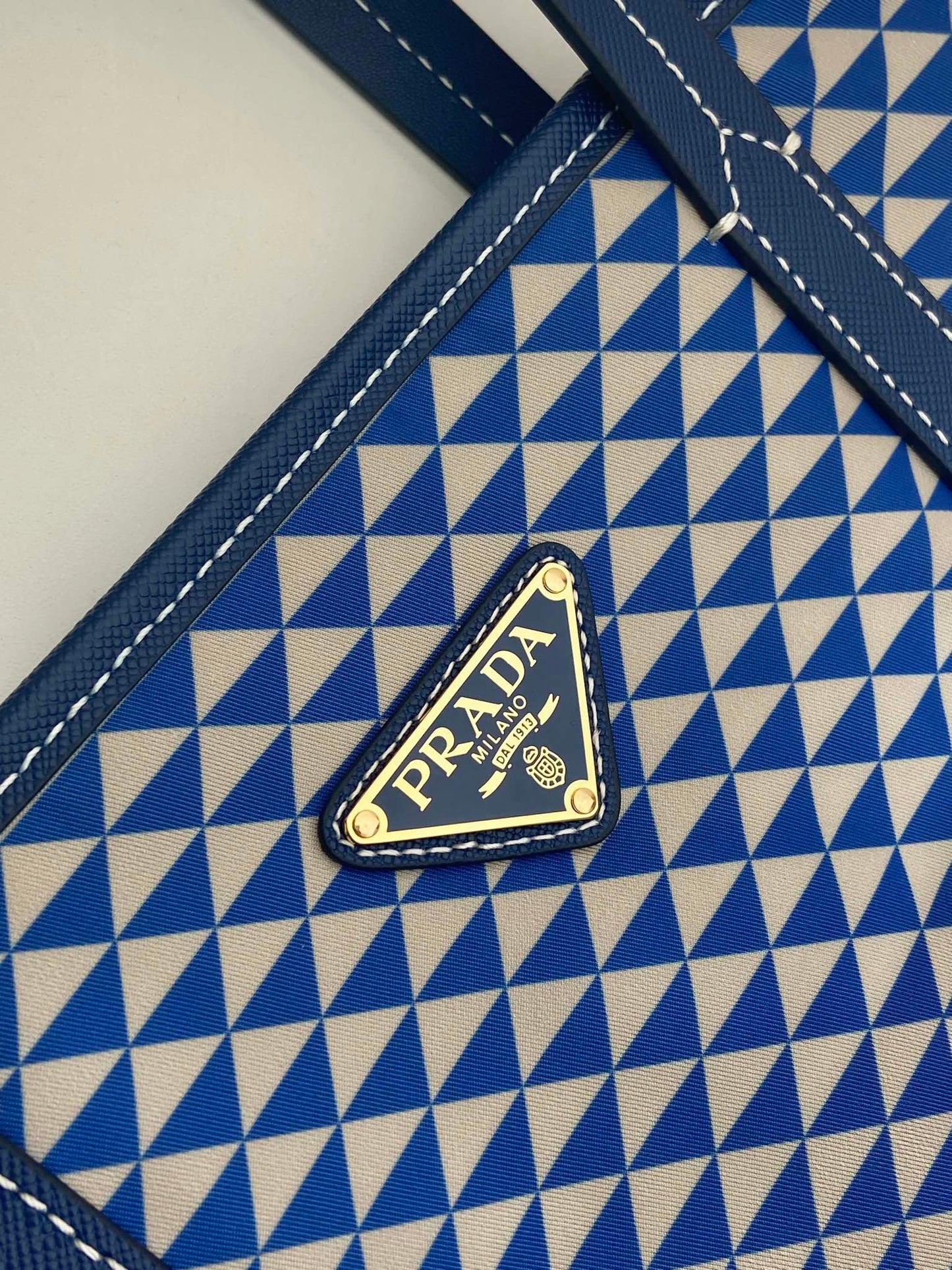 SAC CABAS 33 EN TISSU BRODÉ À MOTIF TRIANGLE BLEU ET BLANC