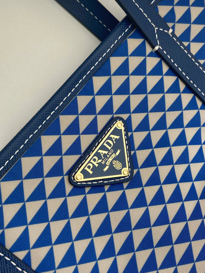 SAC CABAS 33 EN TISSU BRODÉ À MOTIF TRIANGLE BLEU ET BLANC
