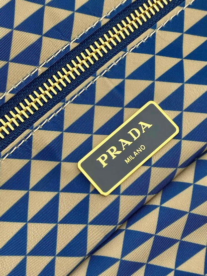 SAC CABAS 33 EN TISSU BRODÉ À MOTIF TRIANGLE BLEU ET BLANC