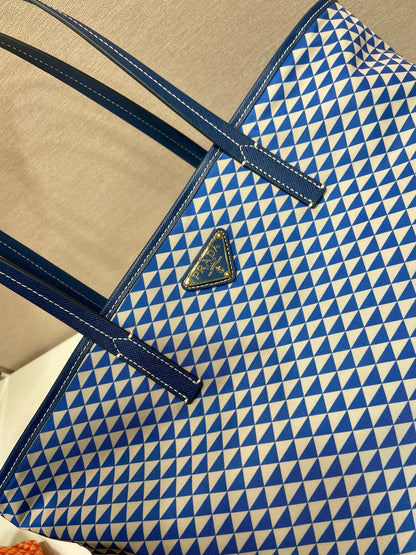 SAC CABAS 33 EN TISSU BRODÉ À MOTIF TRIANGLE BLEU ET BLANC