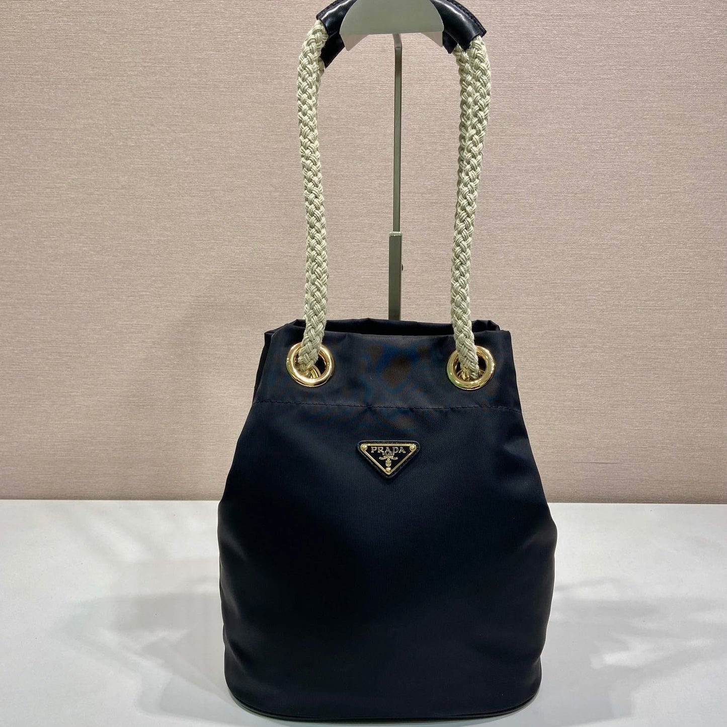 バケットバッグ 28インチ ブラック RE-NYLON ゴールドロゴ