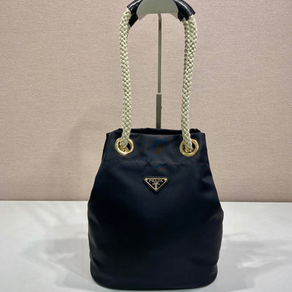 バケットバッグ 28インチ ブラック RE-NYLON ゴールドロゴ