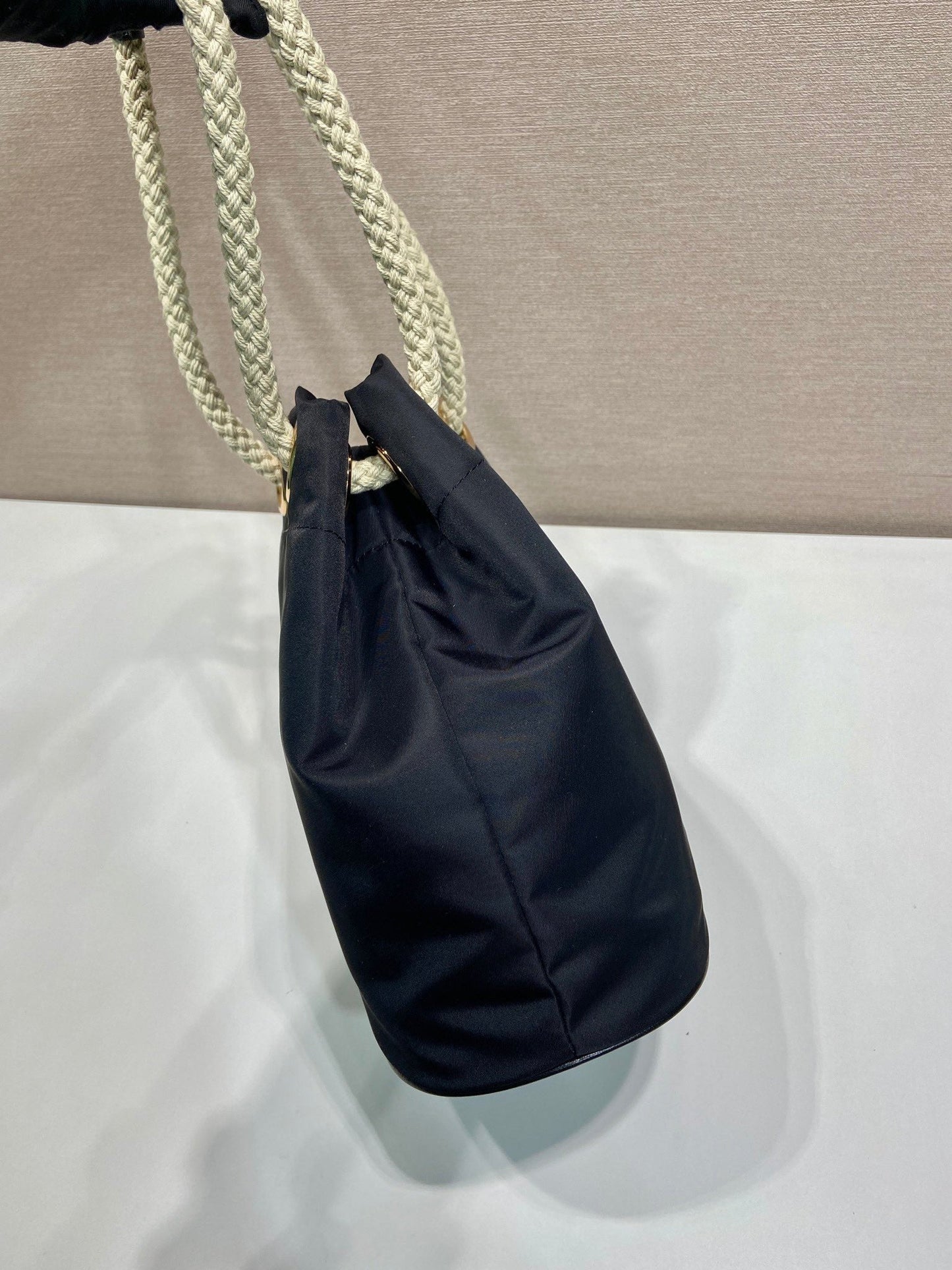 バケットバッグ 28インチ ブラック RE-NYLON ゴールドロゴ