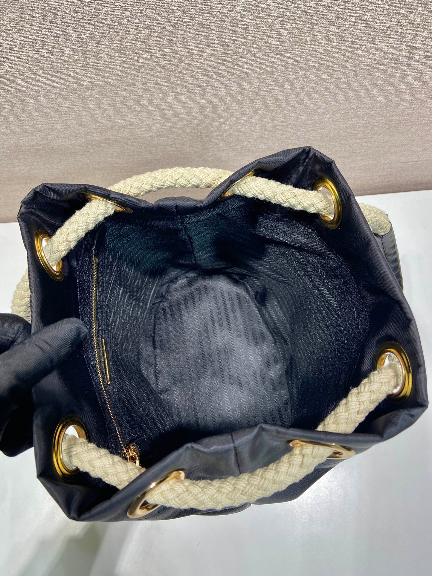 バケットバッグ 28インチ ブラック RE-NYLON ゴールドロゴ