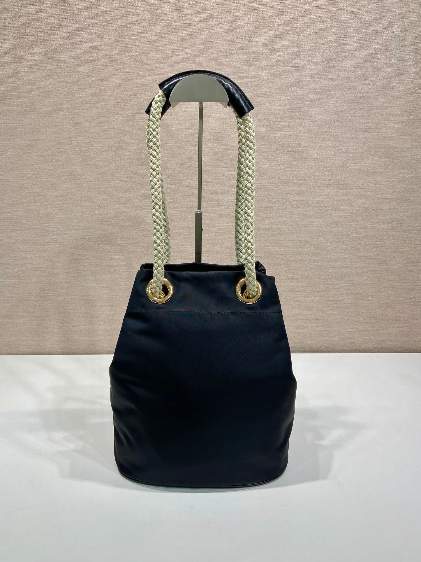 バケットバッグ 28インチ ブラック RE-NYLON ゴールドロゴ