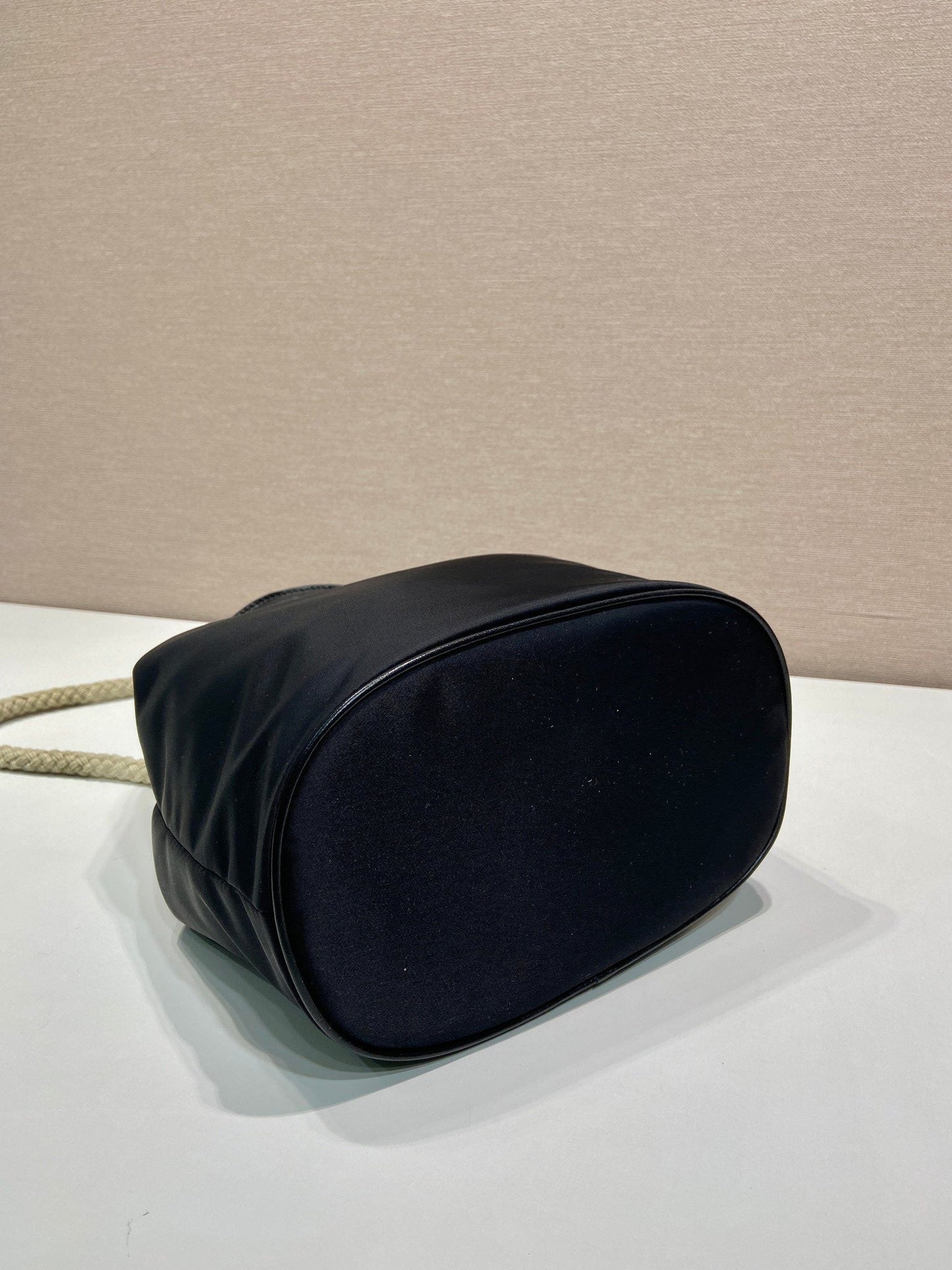 バケットバッグ 28インチ ブラック RE-NYLON ゴールドロゴ