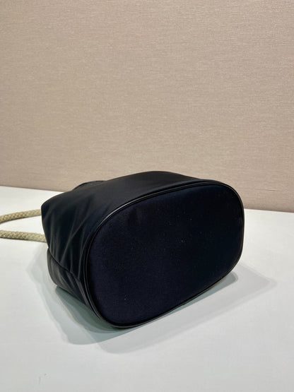 バケットバッグ 28インチ ブラック RE-NYLON ゴールドロゴ