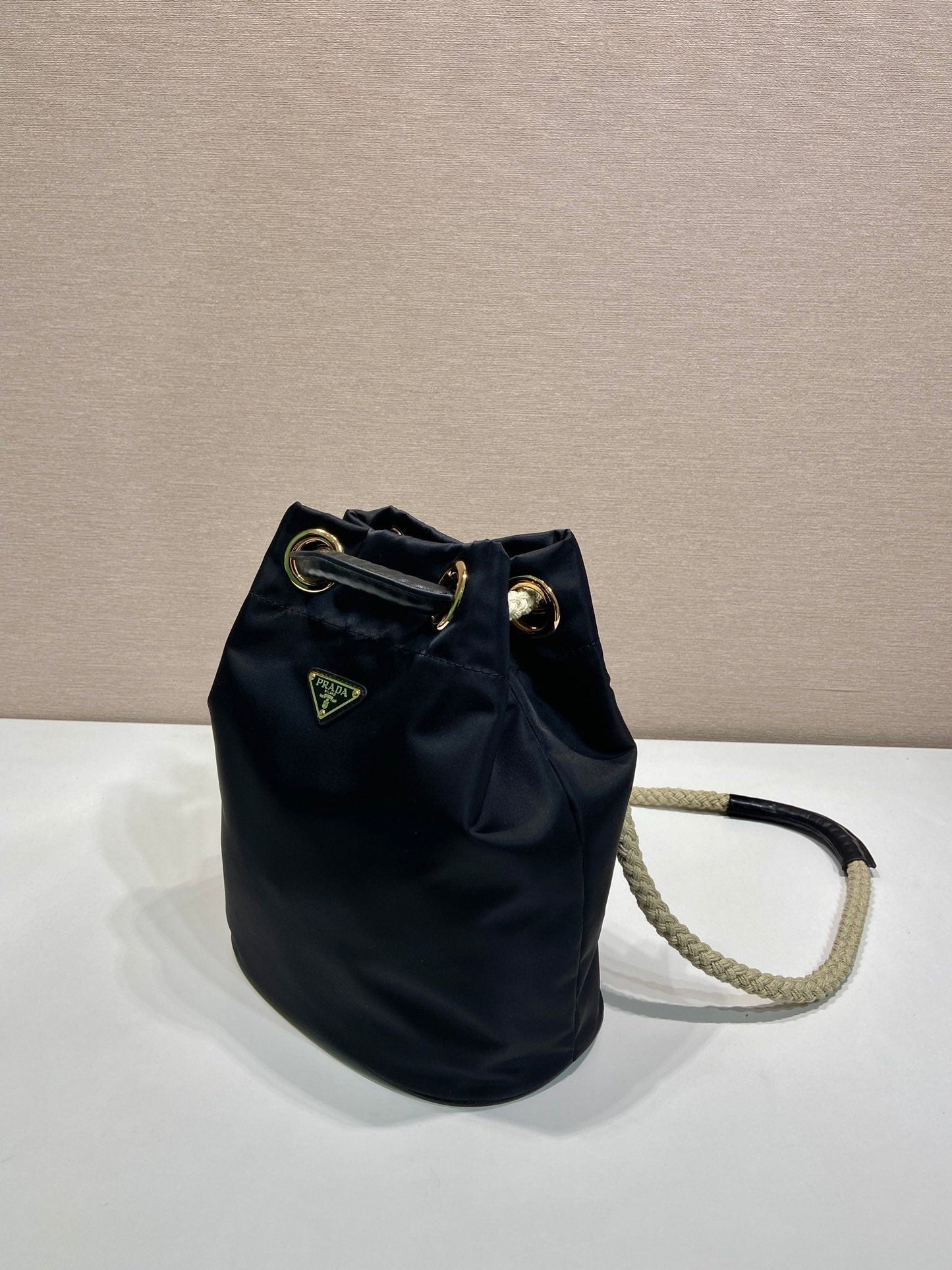 バケットバッグ 28インチ ブラック RE-NYLON ゴールドロゴ