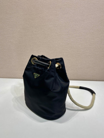バケットバッグ 28インチ ブラック RE-NYLON ゴールドロゴ