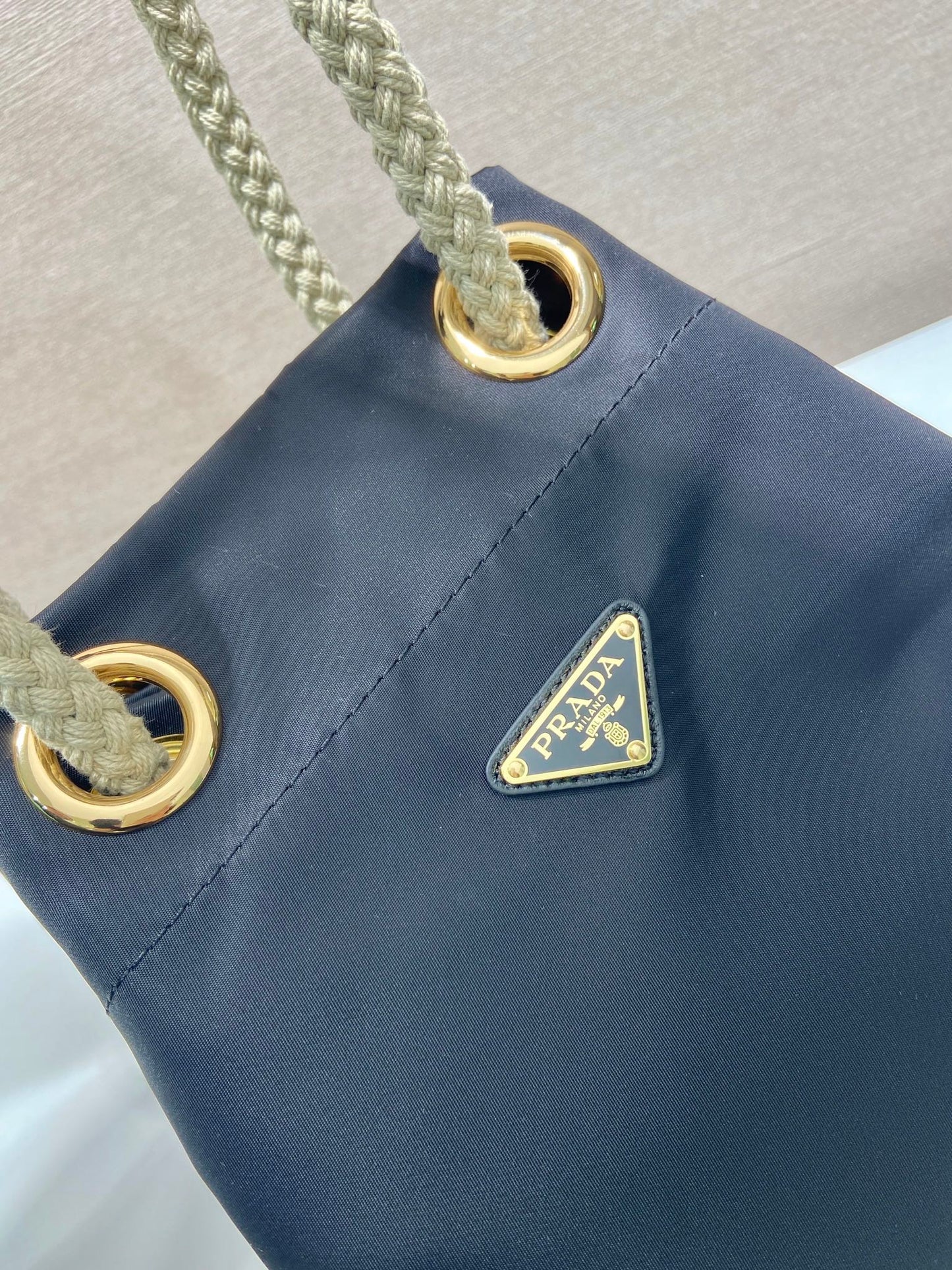 バケットバッグ 28インチ ブラック RE-NYLON ゴールドロゴ