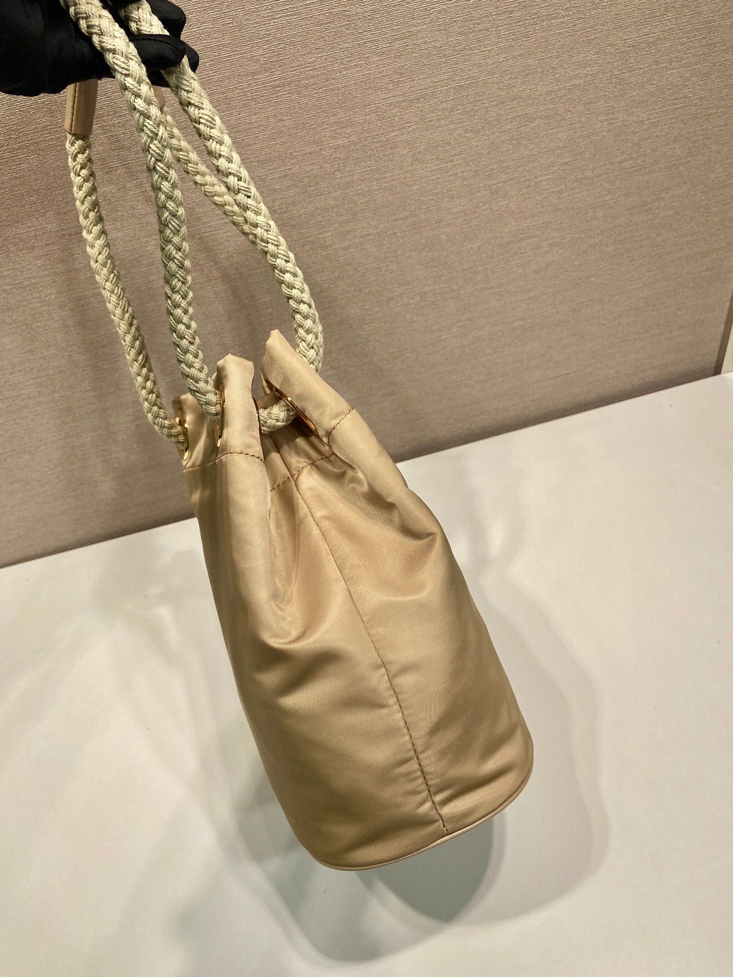 SAC SEAU 28 EN RE-NYLON BEIGE LOGO DORÉ
