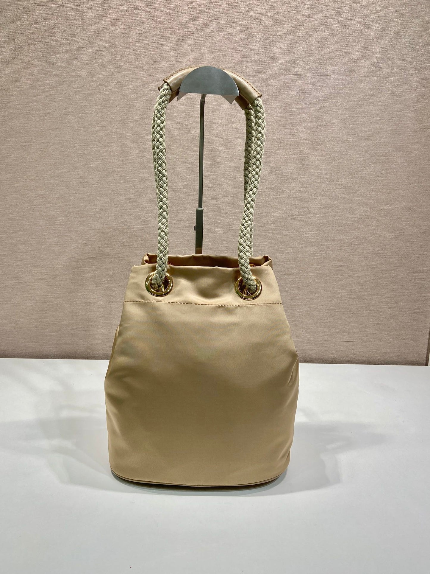 SAC SEAU 28 EN RE-NYLON BEIGE LOGO DORÉ