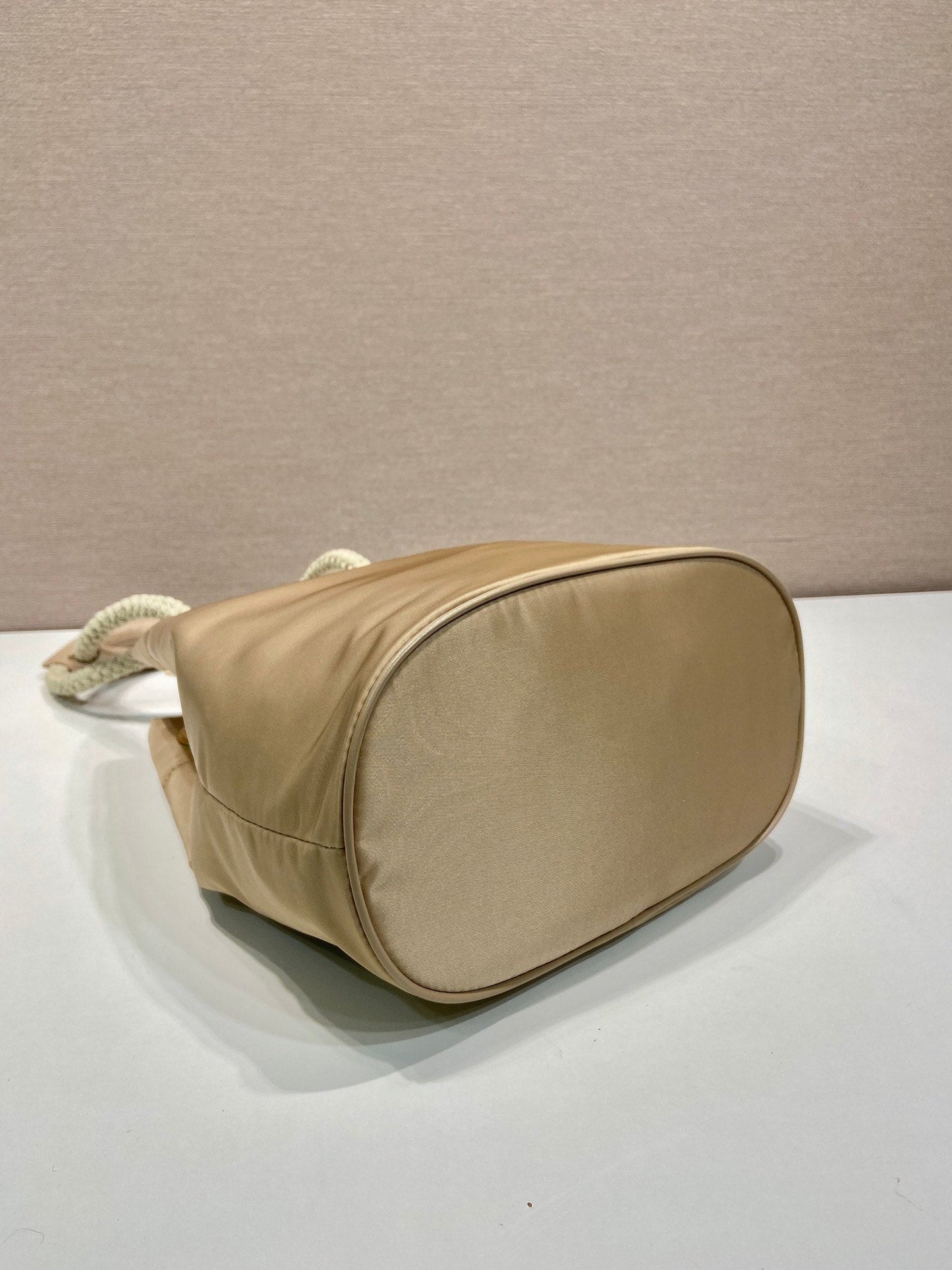 SAC SEAU 28 EN RE-NYLON BEIGE LOGO DORÉ