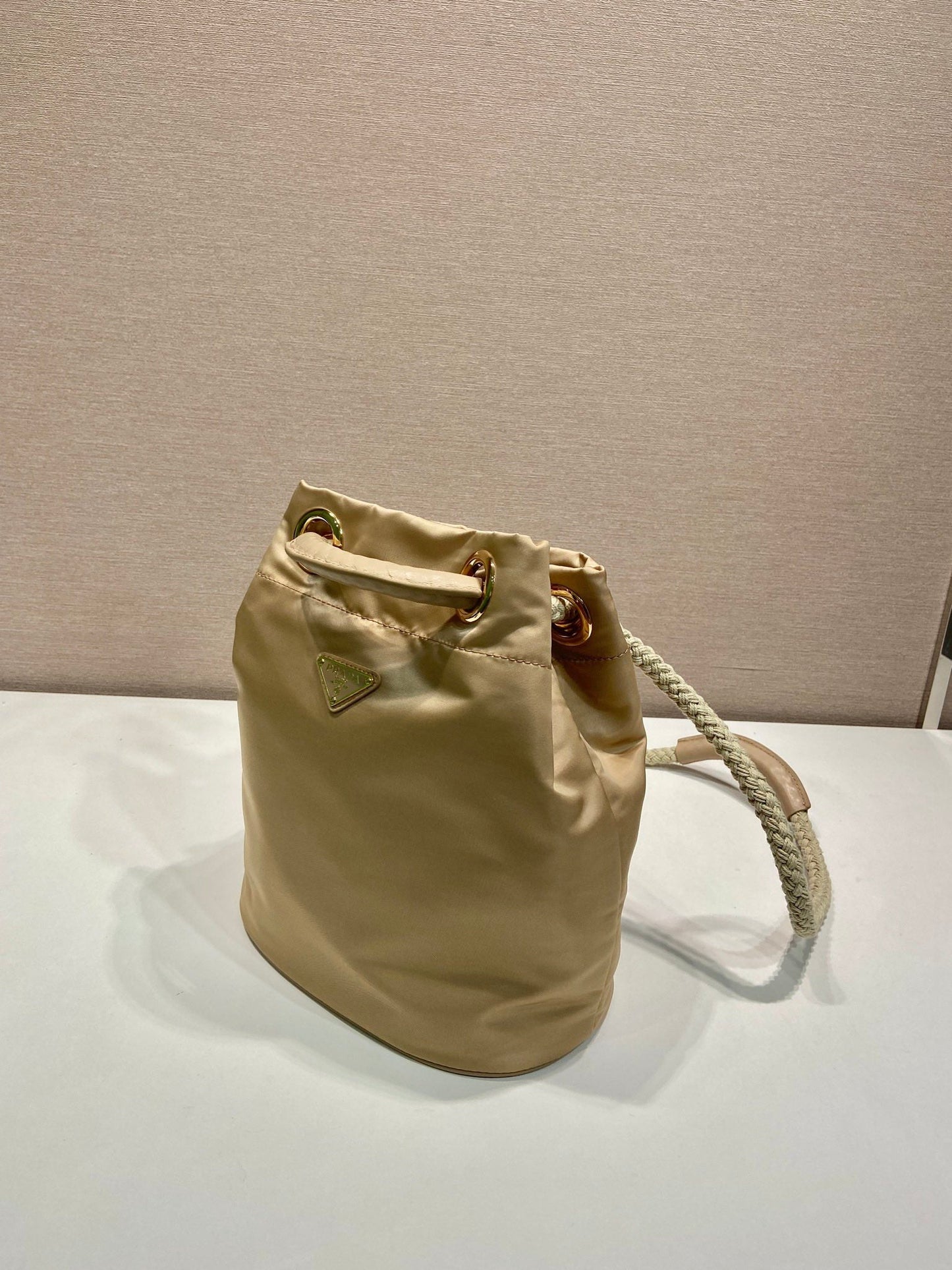 SAC SEAU 28 EN RE-NYLON BEIGE LOGO DORÉ