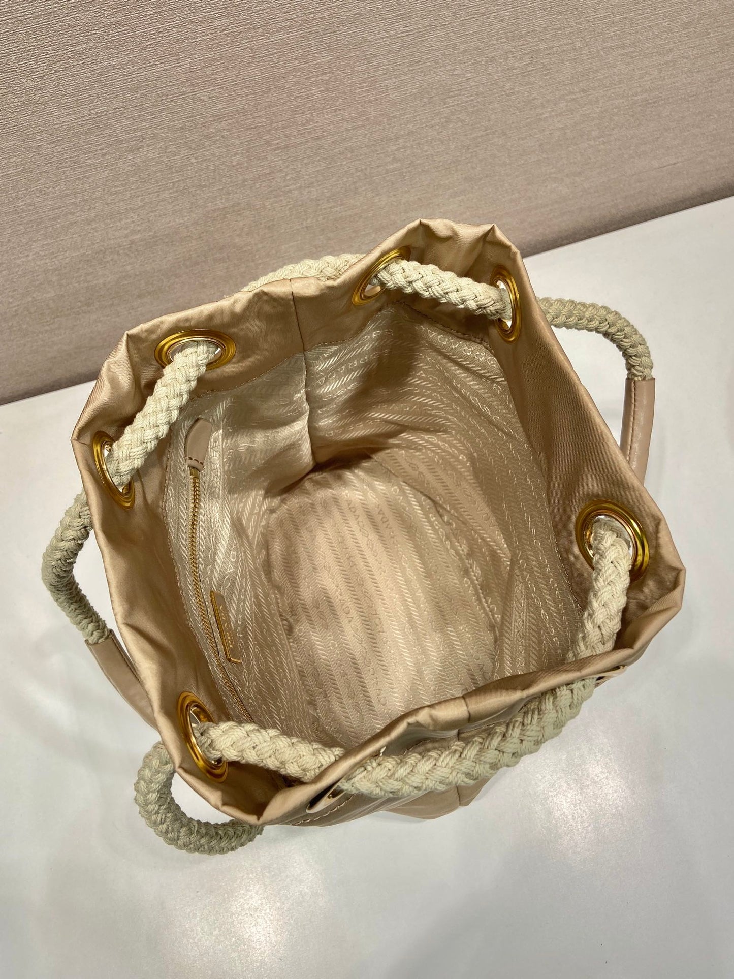 SAC SEAU 28 EN RE-NYLON BEIGE LOGO DORÉ