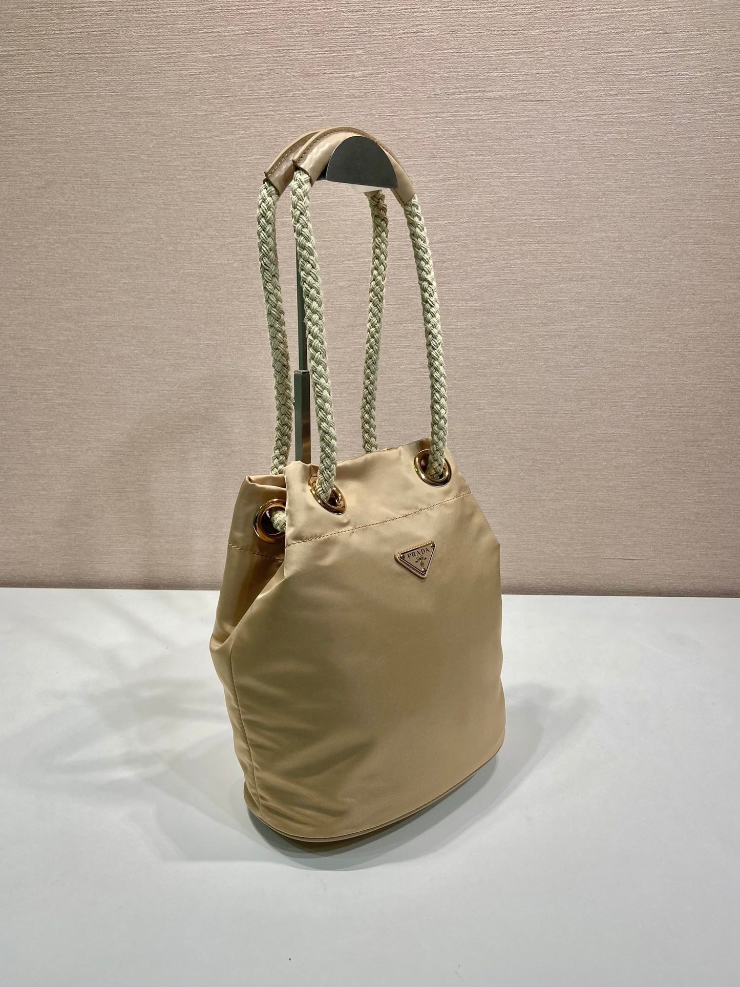 SAC SEAU 28 EN RE-NYLON BEIGE LOGO DORÉ