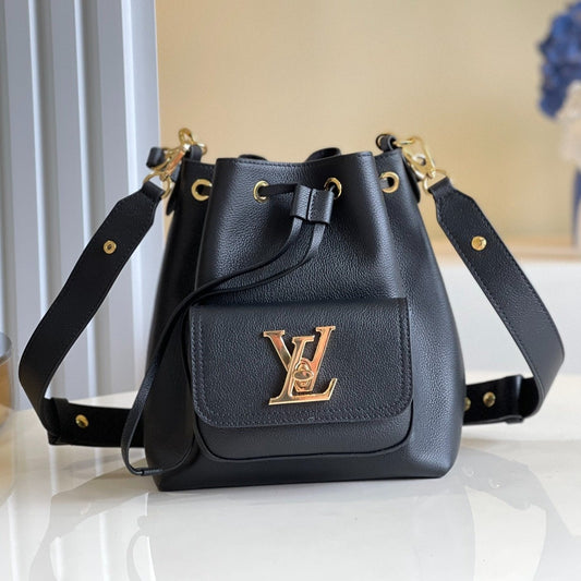 SAC LV LOCKME BUCKET 23 EN CUIR DE VEAU GRAINÉ NOIR 