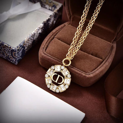 Collier pendentif CD en or et diamants