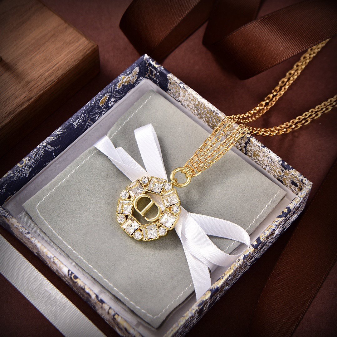 Collier pendentif CD en or et diamants