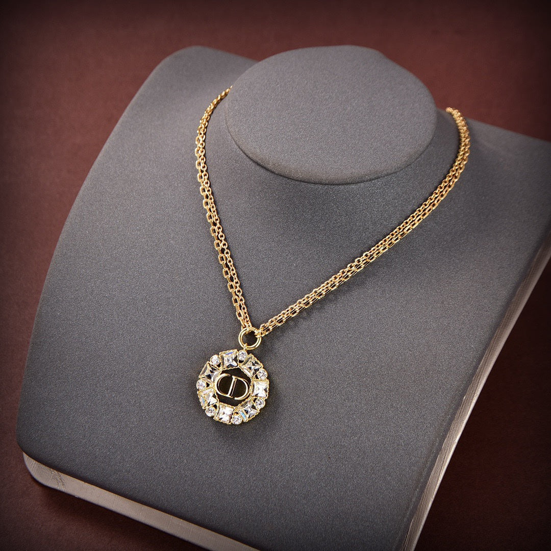 Collier pendentif CD en or et diamants