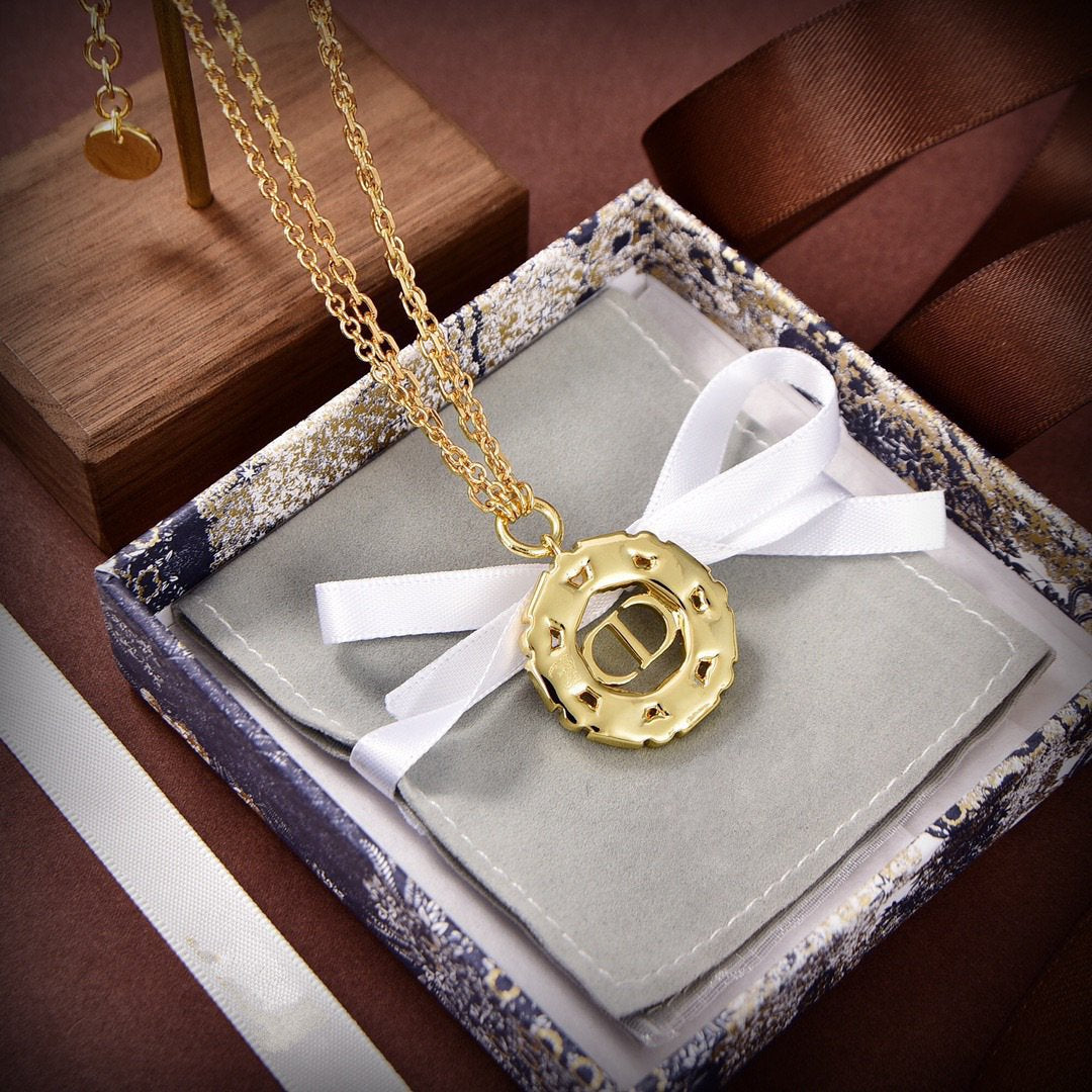 Collier pendentif CD en or et diamants