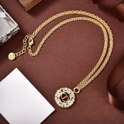 Collier pendentif CD en or et diamants