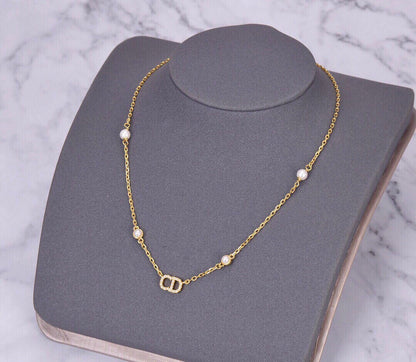 Collier pendentif CD en or, diamants et 4 perles