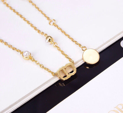Collier pendentif CD en or, diamants et 4 perles