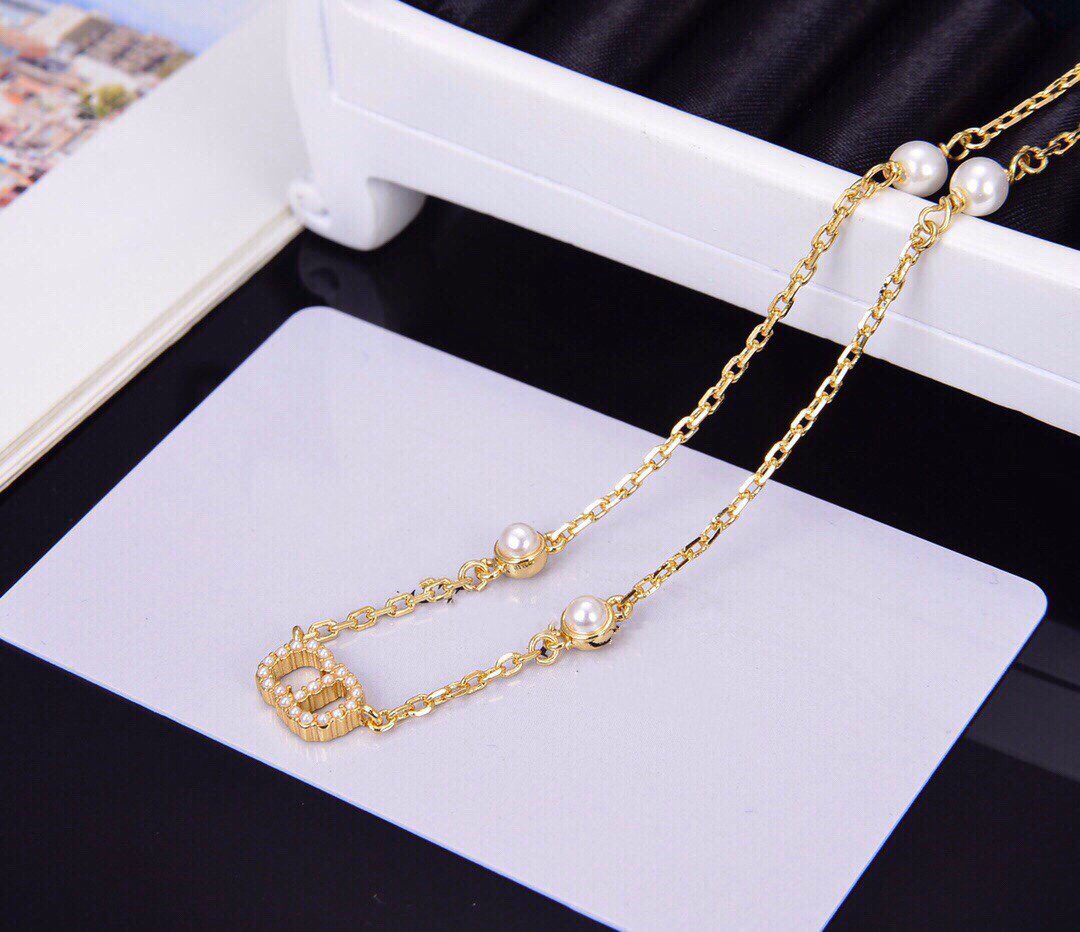 Collier pendentif CD en or, diamants et 4 perles