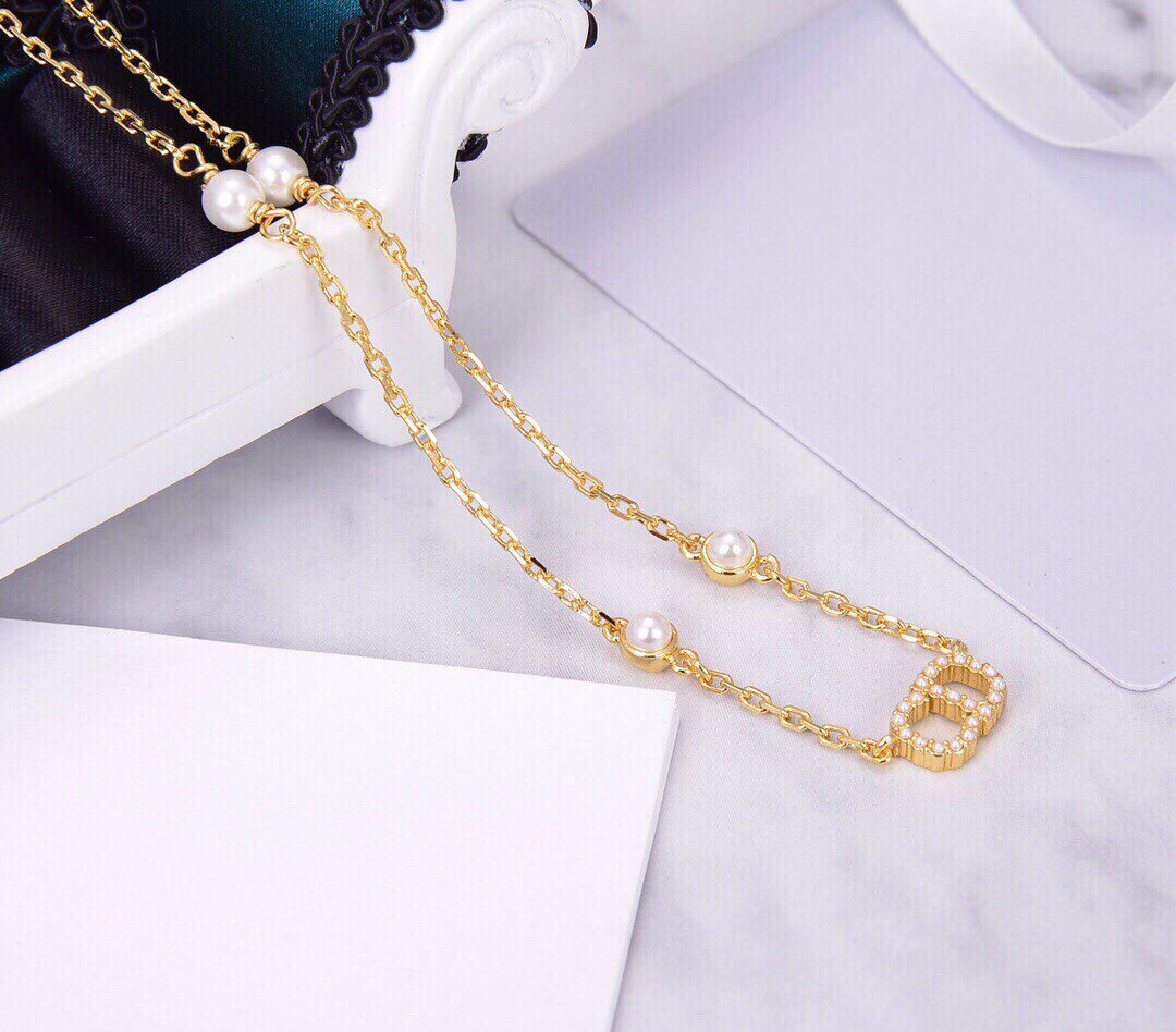 Collier pendentif CD en or, diamants et 4 perles