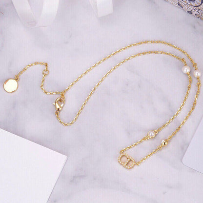 Collier pendentif CD en or, diamants et 4 perles