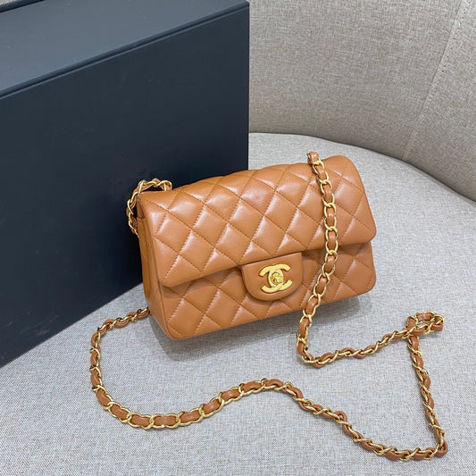SAC À RABAT 20 CM CUIR D'AGNEAU CARAMEL QUINCAILLERIE DORÉ