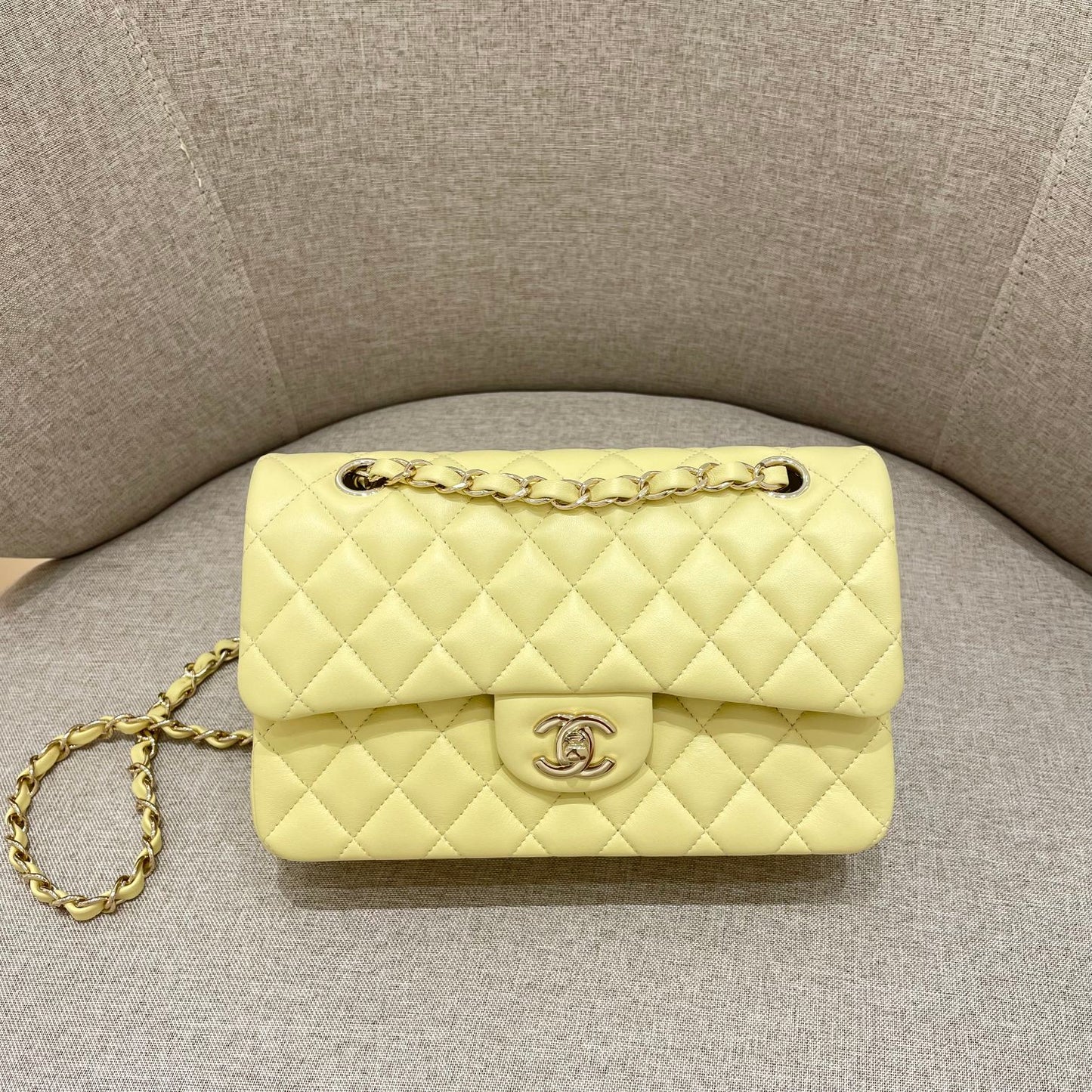フラップバッグ 25cm パステルイエロー ラムスキン ゴールド金具