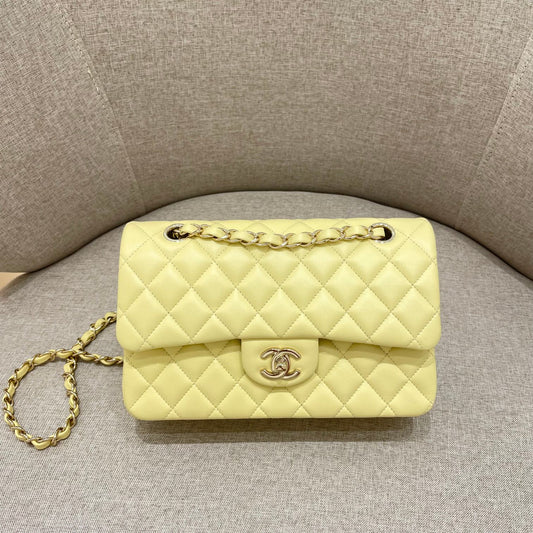 SAC À RABAT 25 CM EN CUIR D'AGNEAU JAUNE PASTEL QUINCAILLERIE DORÉE
