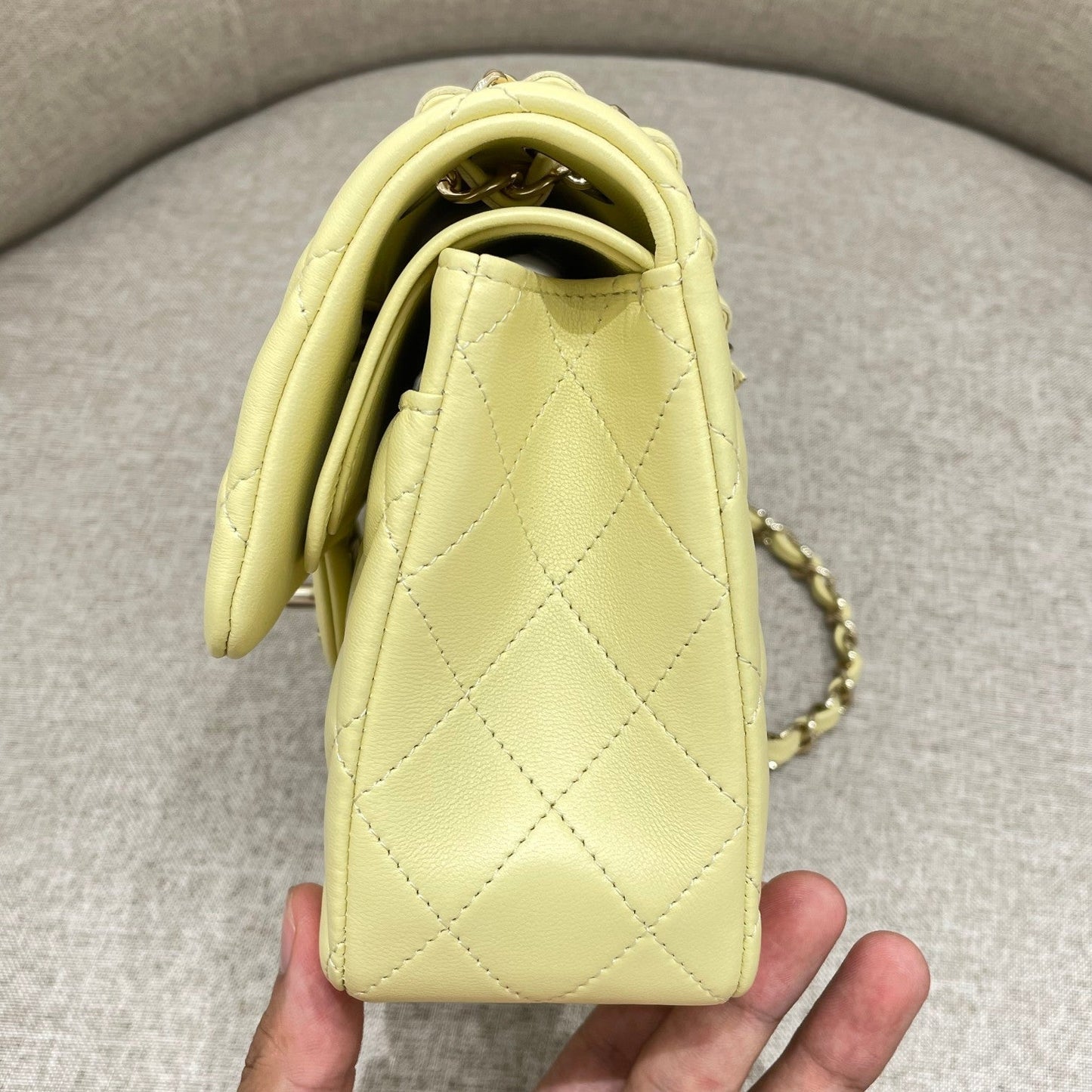 フラップバッグ 25cm パステルイエロー ラムスキン ゴールド金具