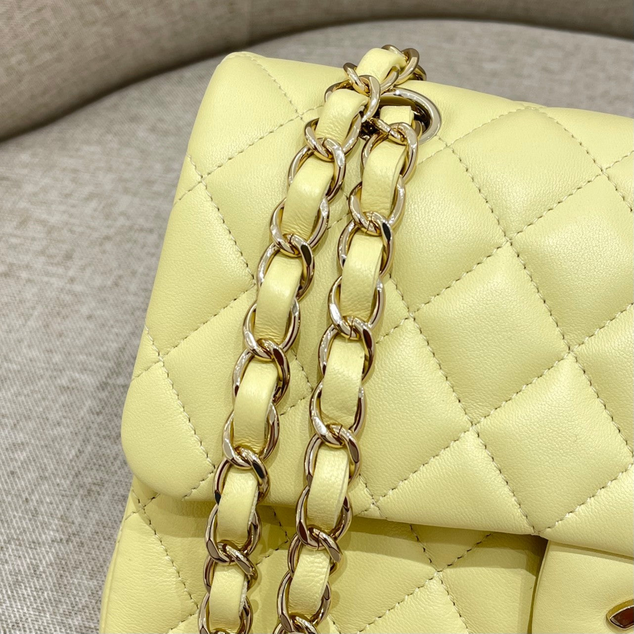 フラップバッグ 25cm パステルイエロー ラムスキン ゴールド金具