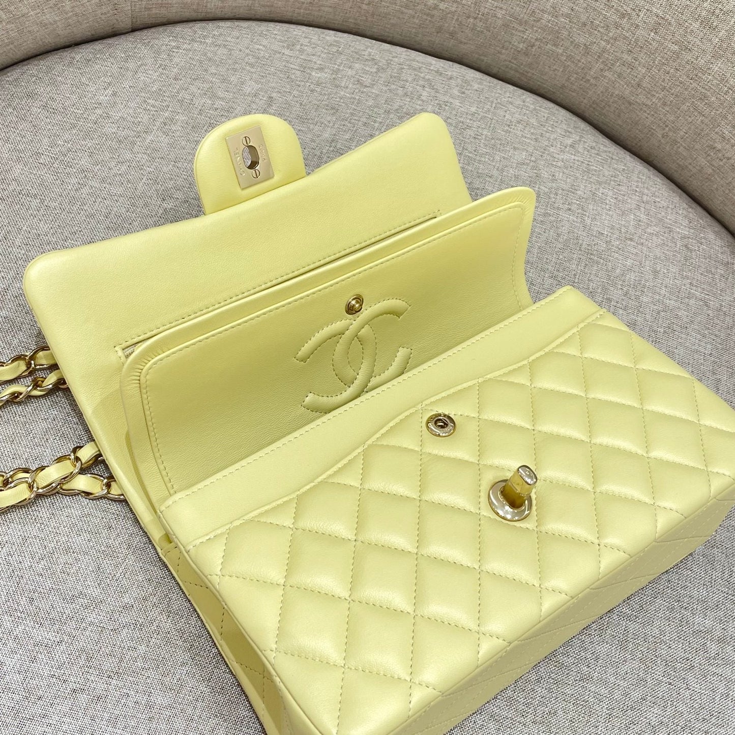 フラップバッグ 25cm パステルイエロー ラムスキン ゴールド金具
